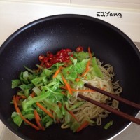 蔬菜酱油炒面的做法图解6
