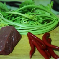 小炒黄牛肉芹菜的做法图解1