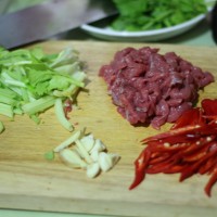 小炒黄牛肉芹菜的做法图解2
