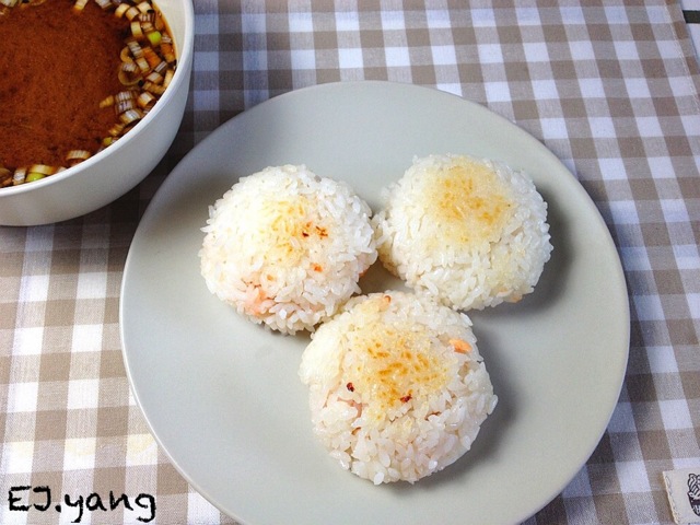 煎梅子饭团的做法