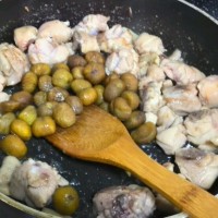 板栗烧鸡的做法图解3