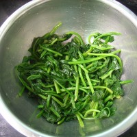 芝麻蛋皮拌菠菜的做法图解2