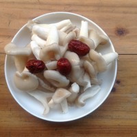 家常菜:红枣平菇排骨汤的做法图解1