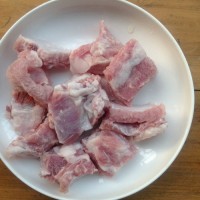 家常菜:红枣平菇排骨汤的做法图解2