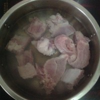 家常菜:红枣平菇排骨汤的做法图解3