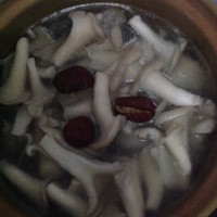 家常菜:红枣平菇排骨汤的做法图解6
