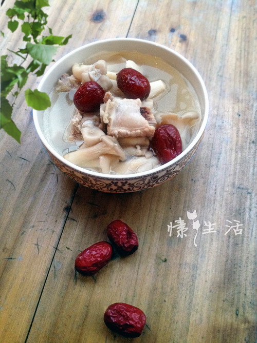家常菜:红枣平菇排骨汤的做法