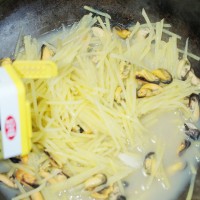 味道极鲜的----土豆青口鲜汤的做法图解12