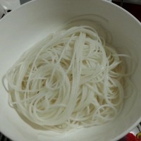 牛肉酱香米线的做法图解2