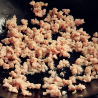 肉末烧毛豆的做法图解1