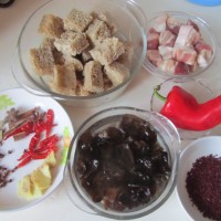 红曲烤麸烧肉 的做法图解1