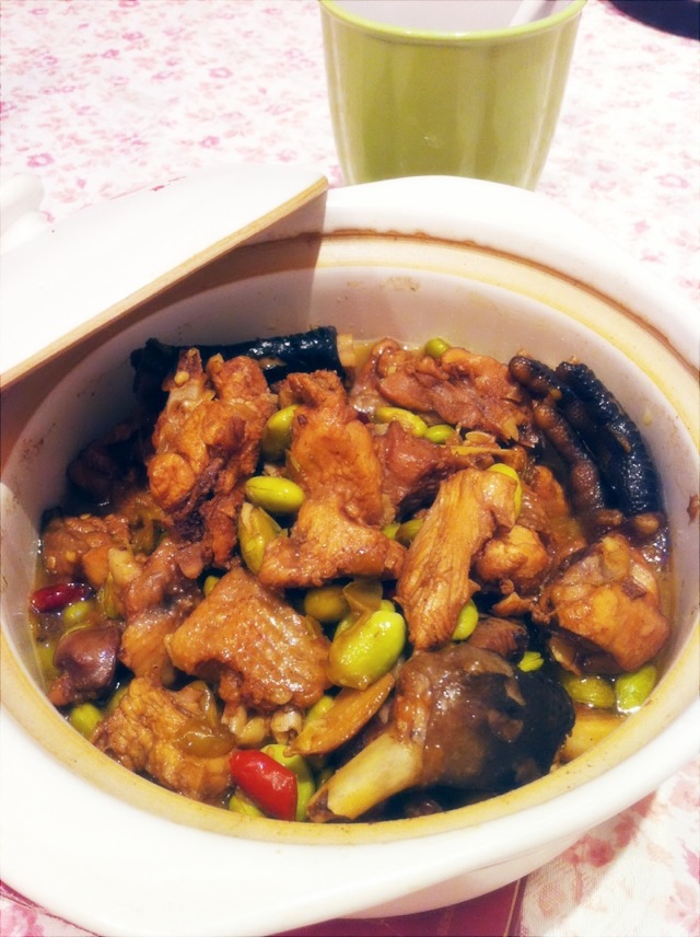 砂锅毛豆炖鸡的做法