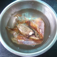 莲藕墨鱼筒骨汤的做法图解2