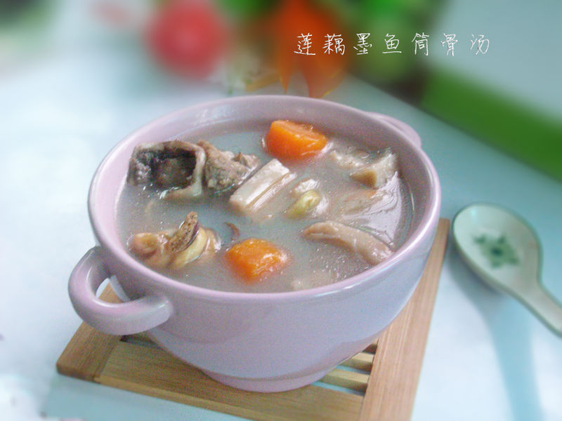莲藕墨鱼筒骨汤的做法