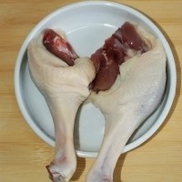 剁椒蒸鸭腿的做法图解1