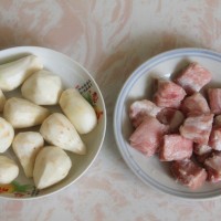 芋儿烧排骨 的做法图解1