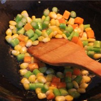 桂圆虾仁玉米粒的做法图解3