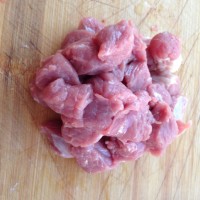 蒜烧牛肉粒的做法图解1