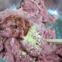 葱香肉饼的做法图解2