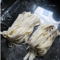 鸡肉香菇面的做法图解3