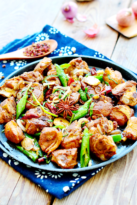 夏季嗜辣一族不可错过美食——麻辣干锅鸭 的做法