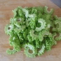 夏天必备 豆豉鲮鱼炒苦瓜的做法图解2