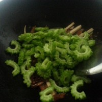 夏天必备 豆豉鲮鱼炒苦瓜的做法图解9