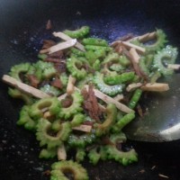 夏天必备 豆豉鲮鱼炒苦瓜的做法图解10