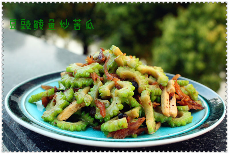 夏天必备 豆豉鲮鱼炒苦瓜的做法