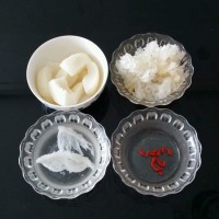 滋补养颜的银耳燕窝炖雪梨的做法 图解1 -->