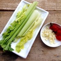 一道小炒菜--芹菜炒肉的做法 图解1 -->