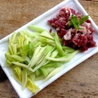 一道小炒菜--芹菜炒肉的做法 图解2 -->