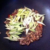 一道小炒菜--芹菜炒肉的做法 图解8 -->