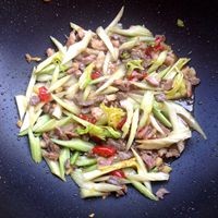 一道小炒菜--芹菜炒肉的做法 图解9 -->