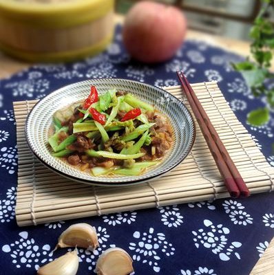 一道小炒菜--芹菜炒肉的做法