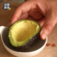 芝士鸡蛋焗牛油果的做法 图解2 -->