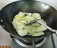 葱爆羊肉片的做法 图解3 -->