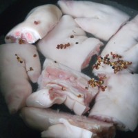 红烧蹄髈糖色让蹄髈更诱人的做法 图解1 -->