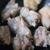红烧蹄髈糖色让蹄髈更诱人的做法 图解3 -->