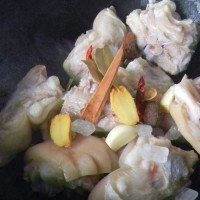 红烧蹄髈糖色让蹄髈更诱人的做法 图解4 -->