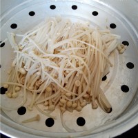 白灼金针菇的做法 图解3 -->