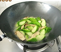 松茸炒丝瓜的做法 图解4 -->