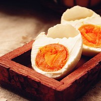 自制流油咸鸭蛋的做法 图解4 -->