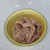 心头长草的接地气味道椒香干煸肥肠的做法 图解1 -->