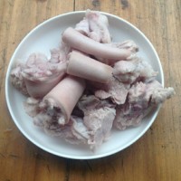 一道补血养颜的靓汤-----莲藕花生猪尾汤的做法 图解3 -->