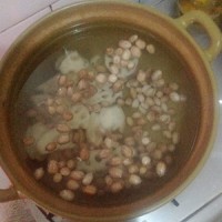 一道补血养颜的靓汤-----莲藕花生猪尾汤的做法 图解5 -->
