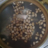 一道补血养颜的靓汤-----莲藕花生猪尾汤的做法 图解6 -->