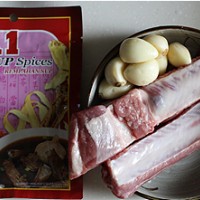 南洋风味肉骨茶的做法 图解1 -->