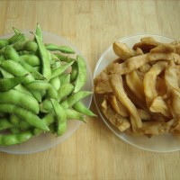 毛豆炒萝卜干的做法 图解1 -->