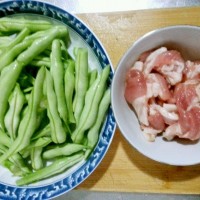家常下饭菜~豆角炒五花肉的做法 图解1 -->